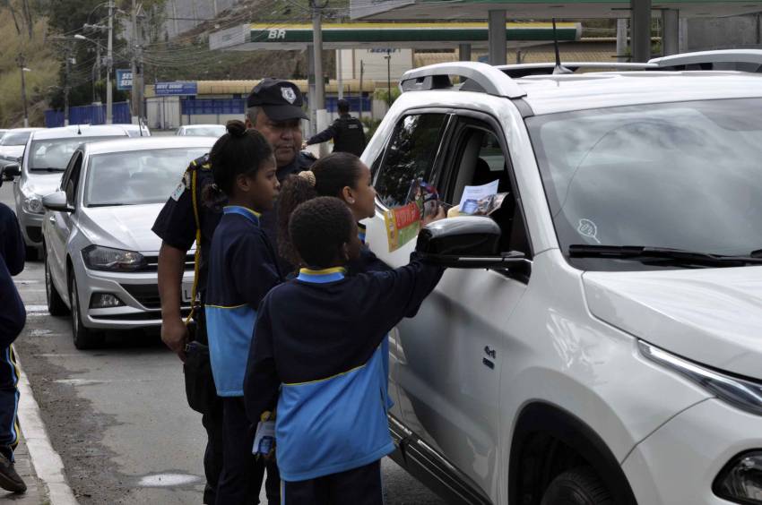Guarda Municipal de Barra Mansa realiza campanha de conscientização do uso de celular ao volante