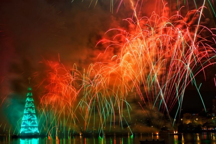 Árvore de Natal da Lagoa é inaugurada com espetáculo de luzes e fogos de artifício