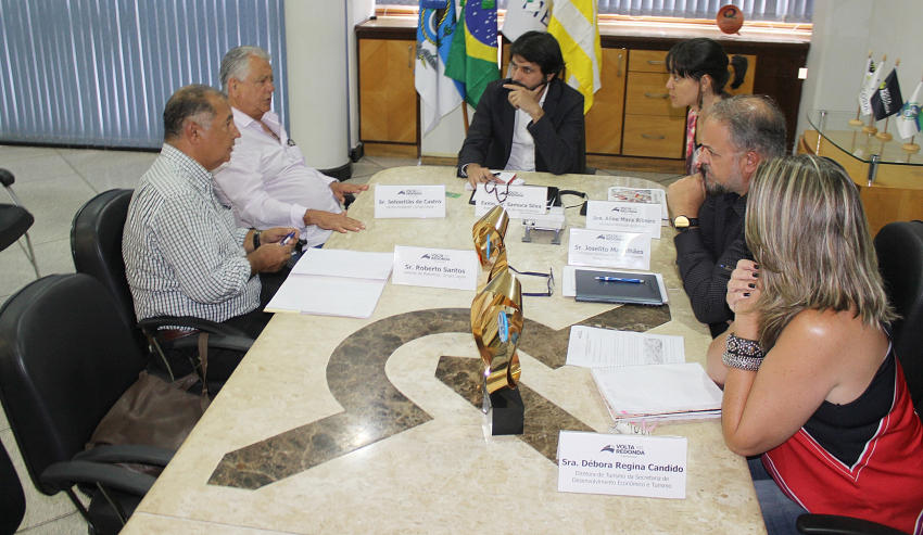 Samuca Silva, recebeu, em seu gabinete, empresários de uma rede de papelaria
