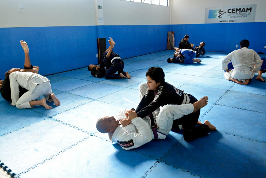 Alunos do CEMAM, de artes marciais, treinam aulão de Jiu Jitsu na Arena Esportiva de Volta Redonda