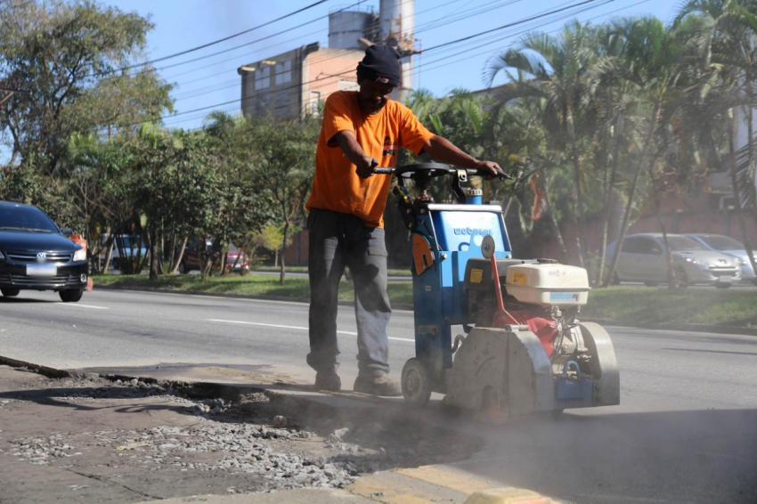 Prefeitura de Volta Redonda mantém serviços capina, tapa buracos e Asfalto de Volta no feriado