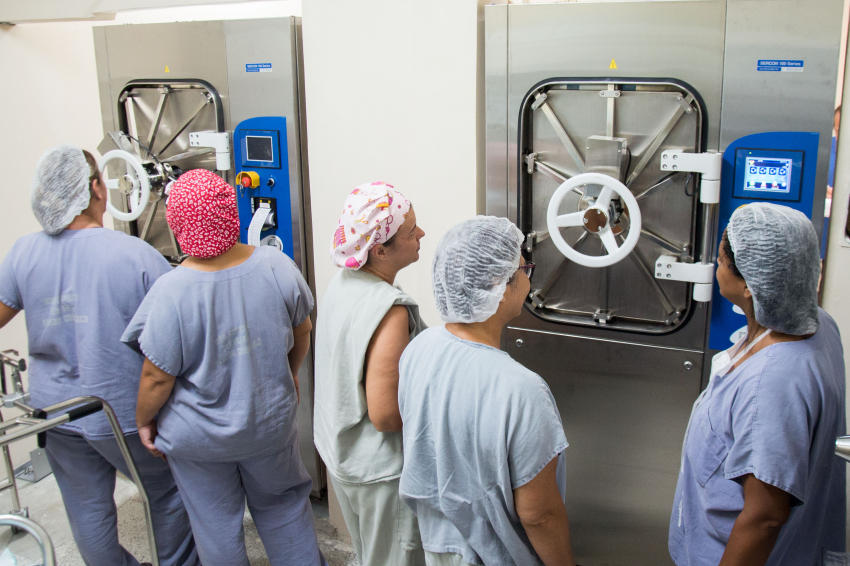 Hospital São João Batista recebe duas autoclaves modernas para esterilizar roupas e produtos cirúrgicos