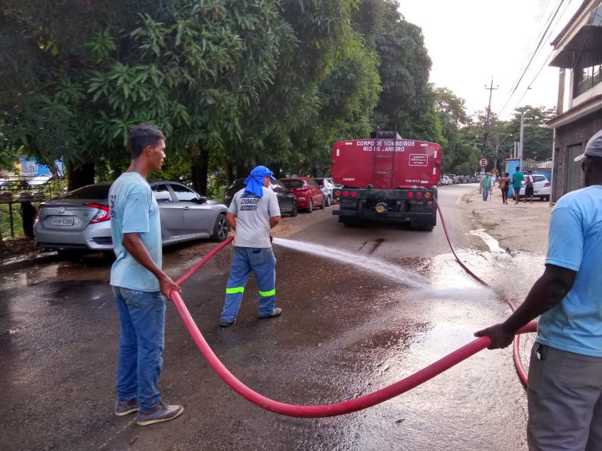 Corpo de Bombeiros cede caminhão pipa com 30 mil litros de água para a limpeza das ruas
