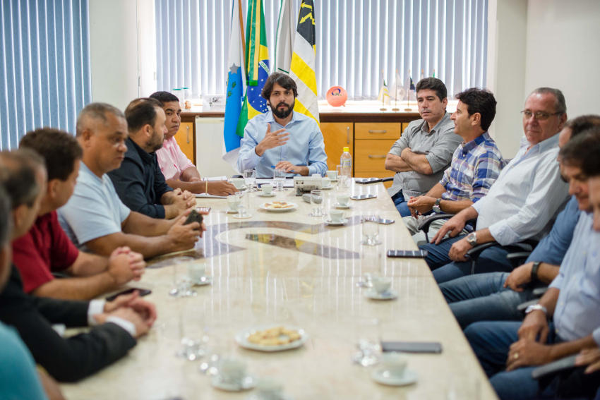 Samuca Silva se reúne com vereadores da base aliada
