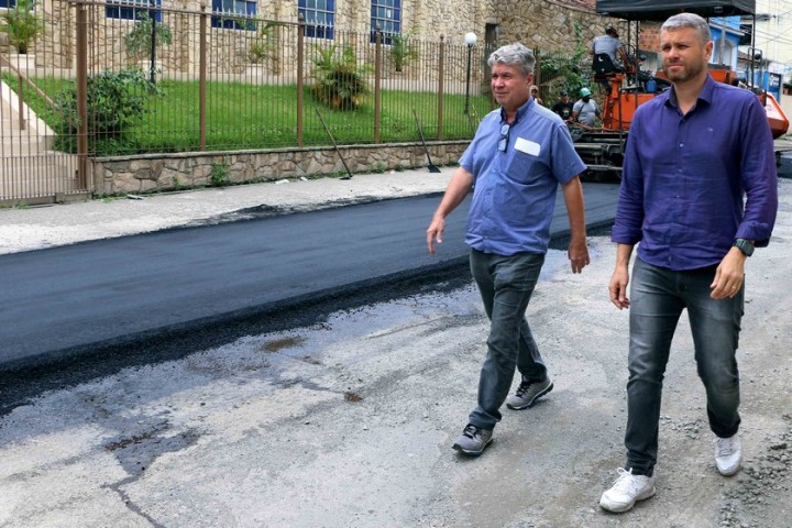 Prefeito Rodrigo Drable fiscaliza reta final do asfaltamento no bairro Boa Sorte