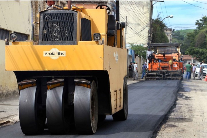 Prefeito Rodrigo Drable fiscaliza reta final do asfaltamento no bairro Boa Sorte