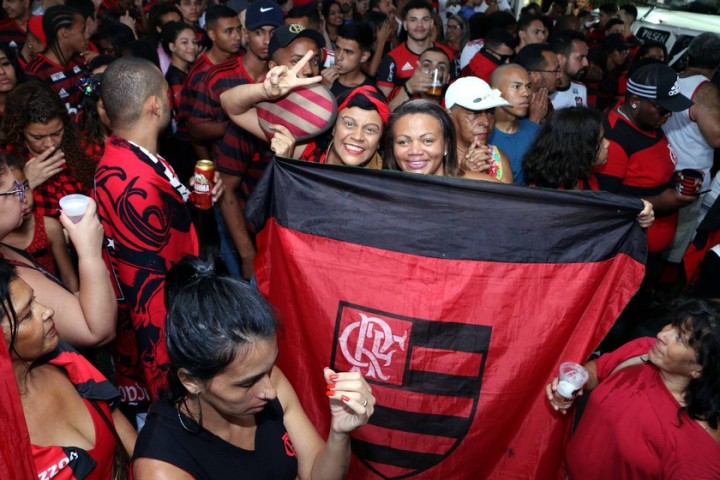 Barra Mansa: Lazer no Calçadão atrai multidão com samba e futebol