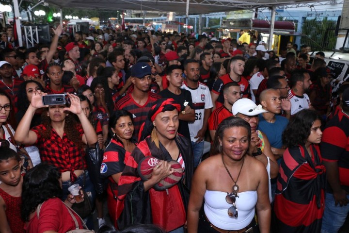 Barra Mansa: Lazer no Calçadão atrai multidão com samba e futebol