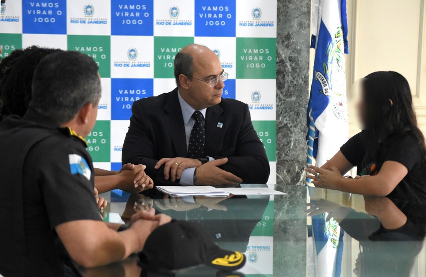 Governador recebe jovens do projeto Uerê no Palácio Guanabara