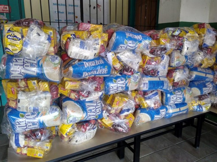 Alunos da rede municipal começam a receber kits de alimentos distribuídos pela prefeitura de Resende
