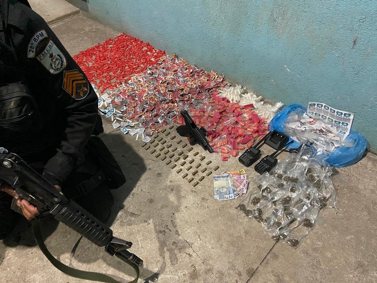Policiais militares fazem grande apreensão de drogas e traficantes no bairro Roma