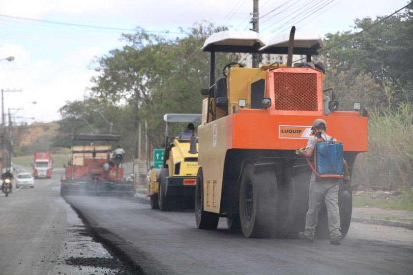 Obra de asfaltamento no bairro Três Poços entra em fase de conclusão em Volta Redonda