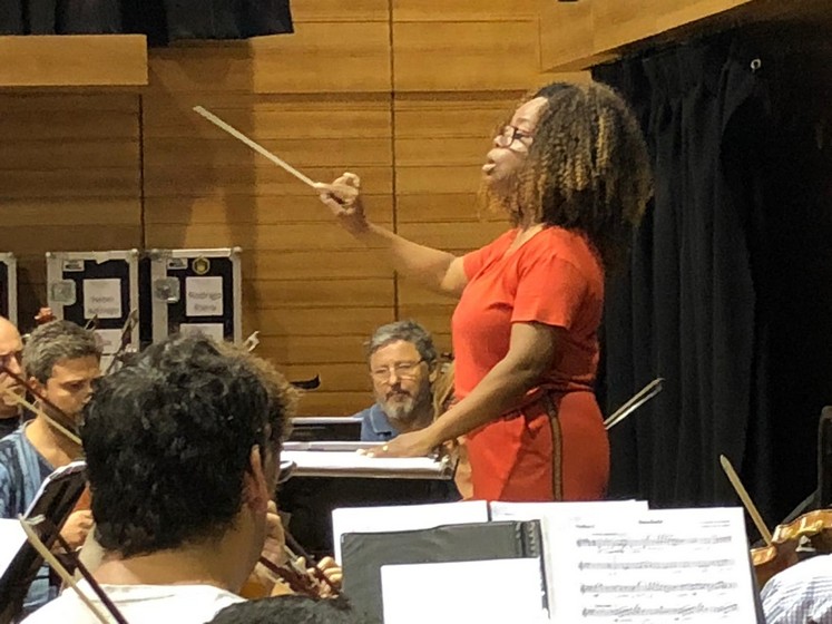 Coordenadora do projeto 'Volta Redonda Cidade da Música' vai reger orquestra no Uruguai