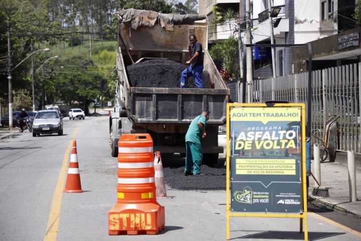Após período de chuvas, Volta Redonda intensifica operação de asfalto