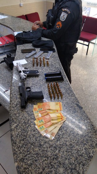Dois homens são presos com armas munição e carro roubado em Volta Redonda