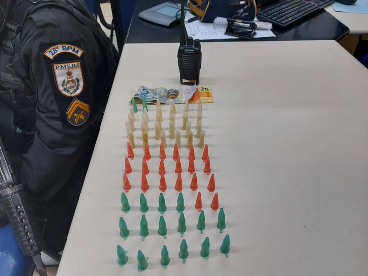 Dupla e presa por suspeita de tráfico de drogas no Paraiso de Cima em Barra Mansa