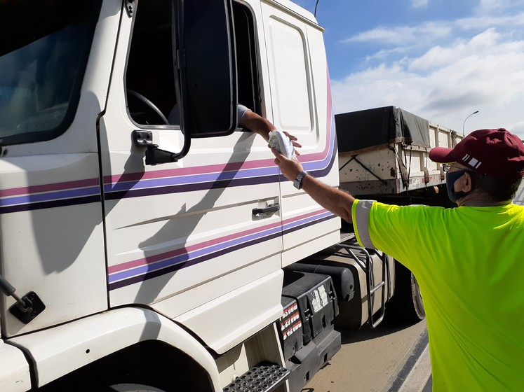 CCR NovaDutra entrega mais de 300 kits de higiene para caminhoneiros