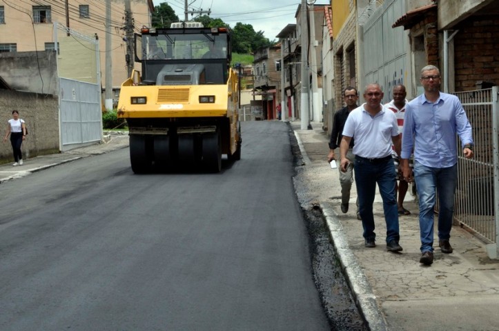 Rodrigo Drable acompanha fase final de aplicação do asfalto no Cotiara, em Barra Mansa