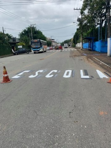 Prefeitura de Barra Mansa reforça sinalização viária próximo a escola, no bairro Colônia