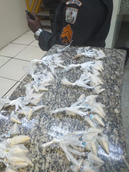 Suspeitos em fuga e apreensão de 91 pinos de cocaína no Vila Delgado em Barra Mansa