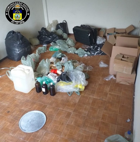 Polícia estoura refinaria de drogas no Vila Orlandélia em Barra Mansa
