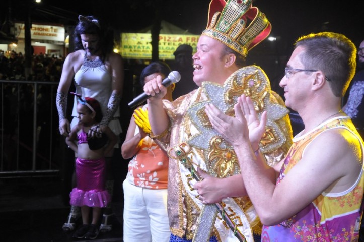 Mais de sete mil foliões acompanharam o primeiro dia do Carnaval da Família de Pinheiral na noite da última quinta-feira (20/02). A festa começou no bairro Paraíso na concentração do Bloco Piranha dos Atoxanos, onde os foliões acompanharam o bloco até a Praça Brasil, no Centro, e foram recebidos pela Banda Interlig que animou a festa carnavalesca.