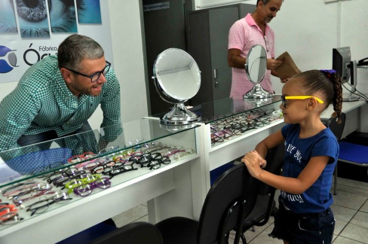 Prefeito Rodrigo Drable realiza primeira entrega de óculos do ano para jovens e idosos