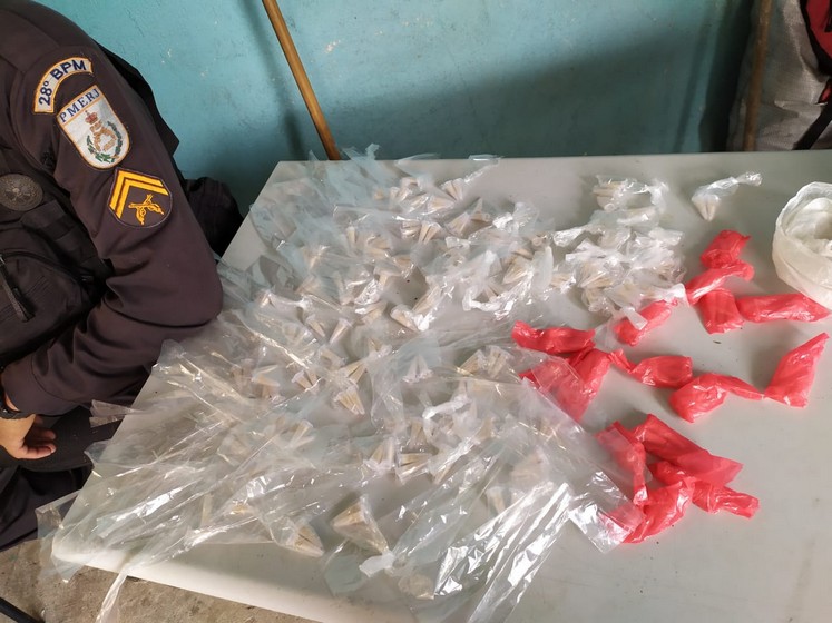 PM faz apreensão de 215 pinos de cocaína no bairro Santa Inês em Barra Mansa