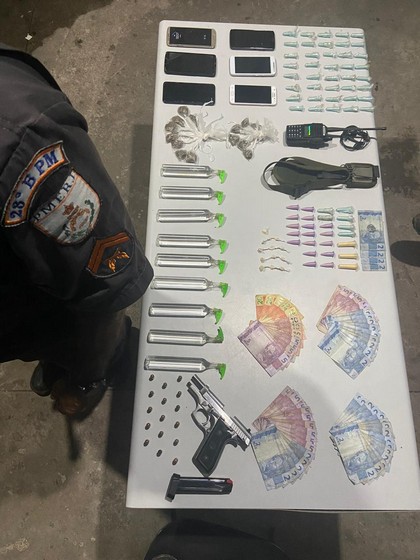 Ação da PM faz apreensão de droga e arma no Bairro Três poços em Volta Redonda