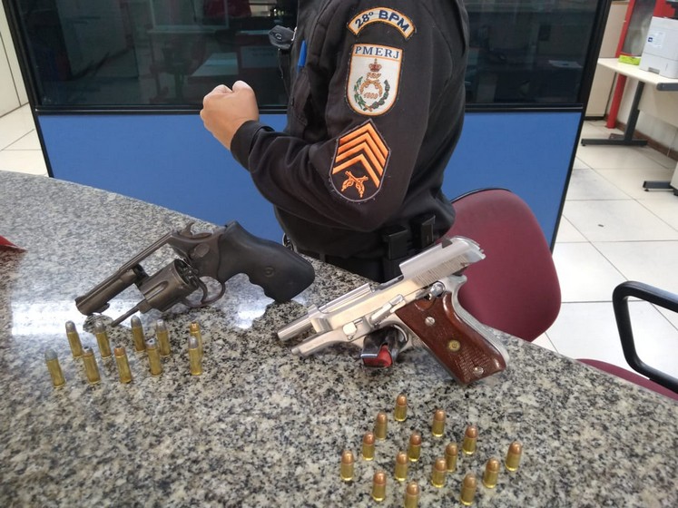 Homem é detido pela PM com armas e munições nos condomínios do bairro Candelária em Volta Redonda