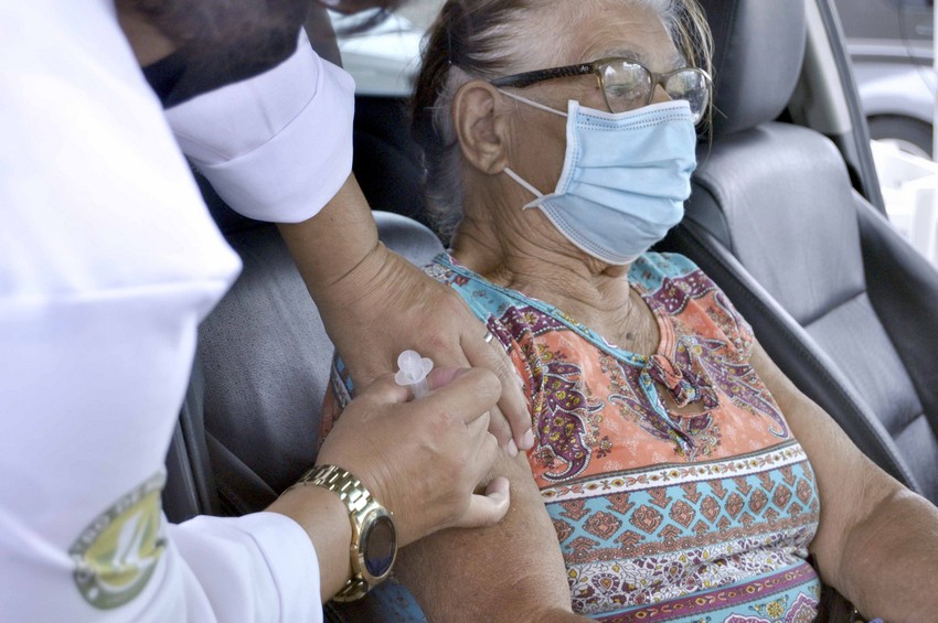 Coronavírus: Em sistema drive thru, Prefeitura de Barra Mansa vacina idosos com 84 anos