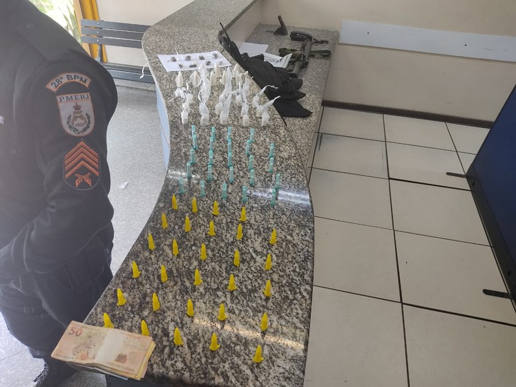 Homem é preso por suspeita de tráfico no Centro de Barra Mansa.