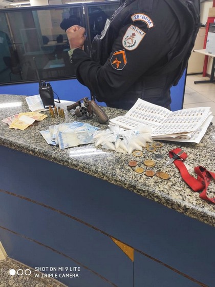 Apreensão de suspeito com arma e materiais entorpecentes no bairro Vila Rica - Três Poços