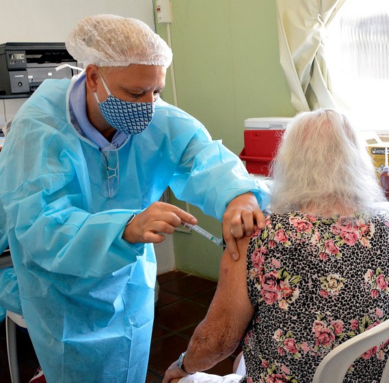 Idosa que se recuperou da Covid-19 em 2020 recebe vacina contra o vírus em Volta Redonda