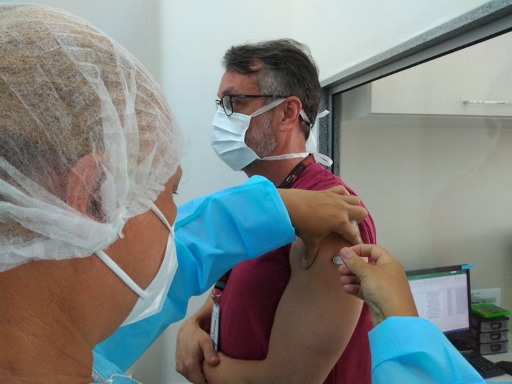 Profissionais da linha de frente à Covid-19 do Hospital São João Batista são vacinados