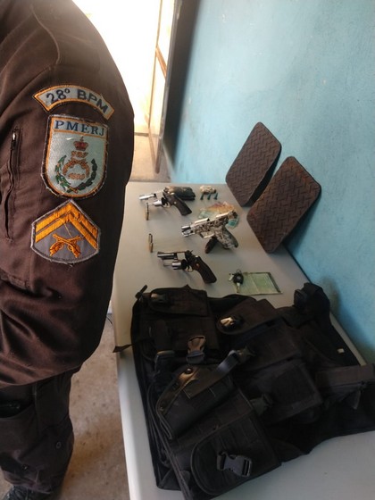 PM faz apreensão de armas, veículo clonado e dois suspeitos de participar de homicídio no bairro Açude em Volta Redonda