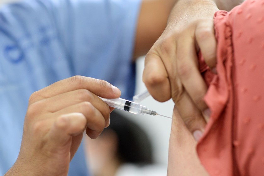 Covid-19: Secretaria de Saúde de Barra Mansa aplica primeira dose da vacina nos profissionais do Hospital Santa Maria