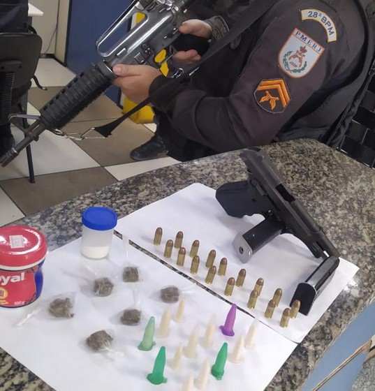 PM prende uma dupla por porte ilegal de arma e tráfico de drogas em Rialto/Barra Mansa