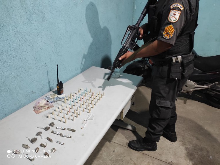 PM detém dois suspeitos por tráfico de drogas no condomínio do  bairro Candelária em Volta Redonda