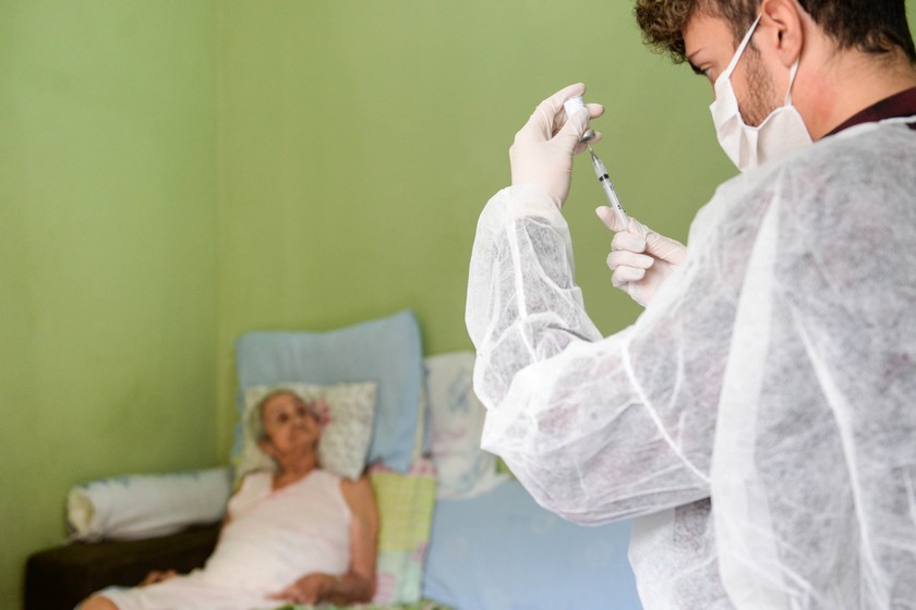 Prefeitura de Barra Mansa segue vacinando pacientes acamados contra a Covid-19