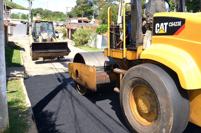 Prefeitura de Resende conclui novo asfalto e operação tapa-buraco em engenheiro passos