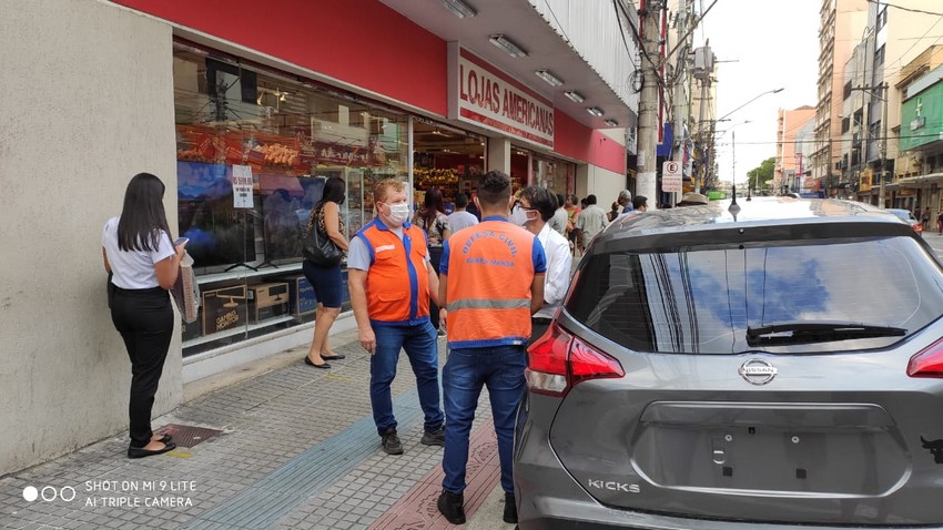 Fiscalização verifica denúncia sobre aglomeração em frente a uma loja de produtos de Páscoa, na Avenida Joaquim Leite