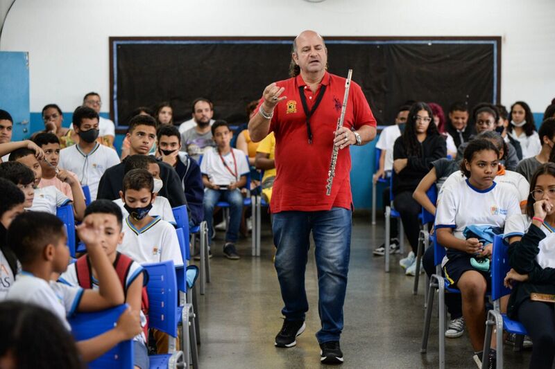 Escola Vocacionada à Música de Barra Mansa recebe o músico Derico Sciotti