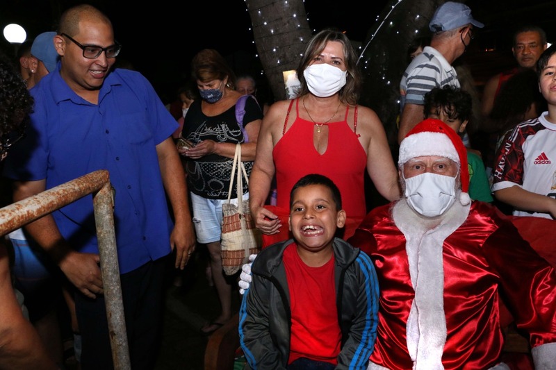 Moradores da Vila Nova recebem Papai Noel