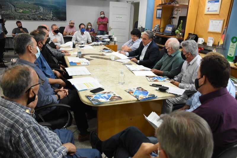 Presidente da Alerj se reúne com lideranças e empresários regionais no gabinete do prefeito Neto