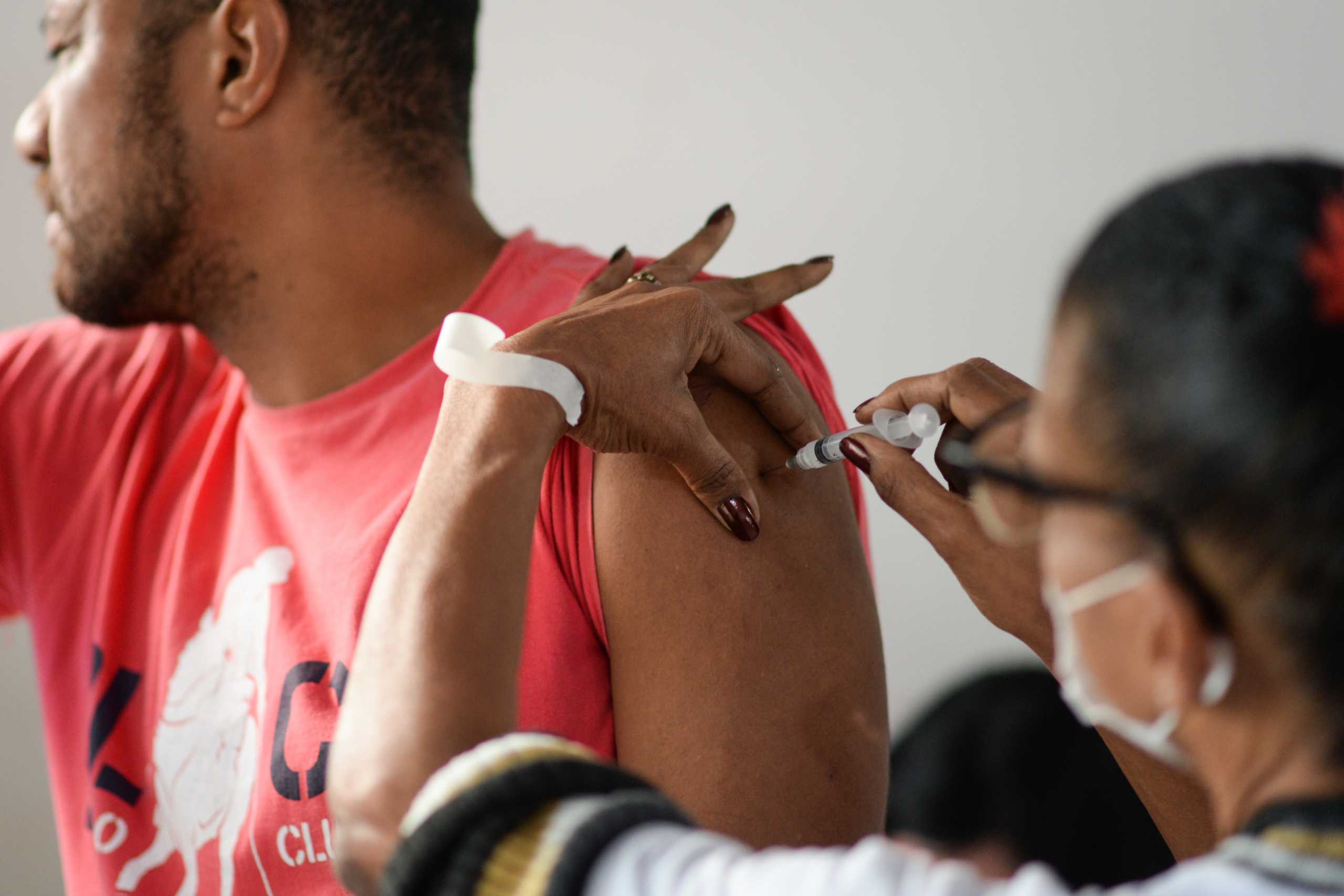 Pessoas em situação de rua são vacinadas contra Covid-19 em Barra Mansa