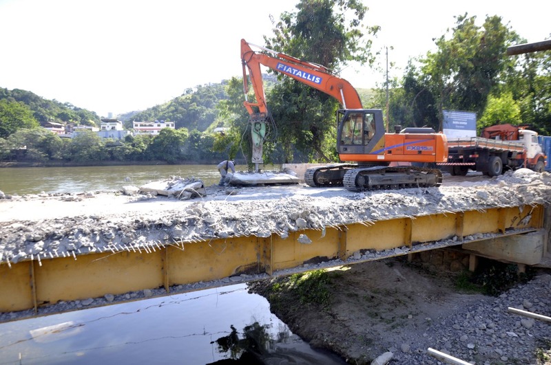 Ponte Ruth Coutinho, próxima ao Fórum de Barra Mansa, começa a ser demolida