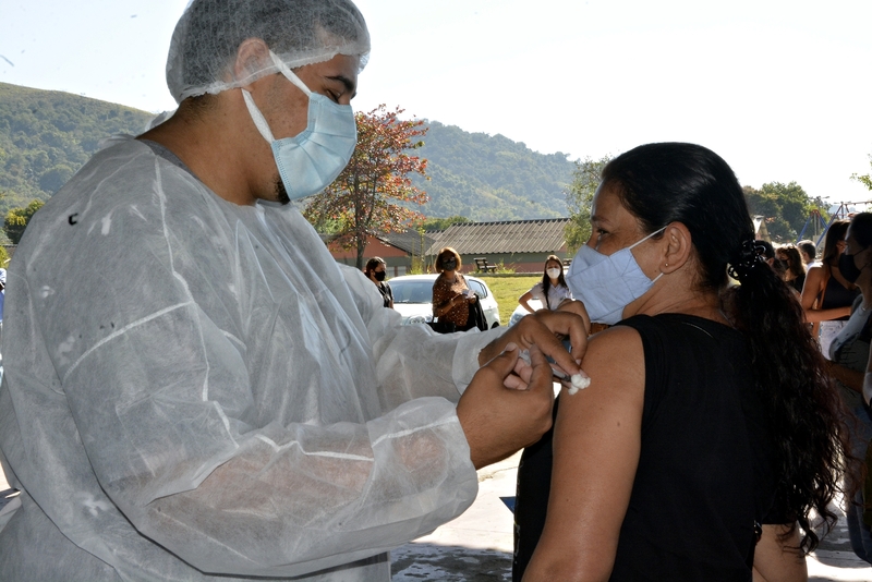 Volta Redonda completa imunização de mais de cinco mil pessoas em drive-thru