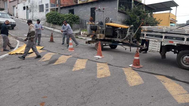 Prefeitura de Barra Mansa realiza pintura de faixas de pedestres e quebra-molas no município