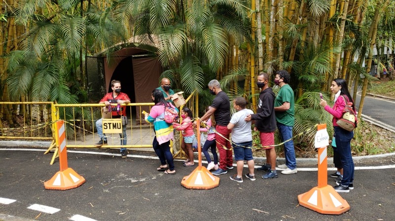 Famílias aproveitam feriado do Dia das Crianças no Zoológico Municipal